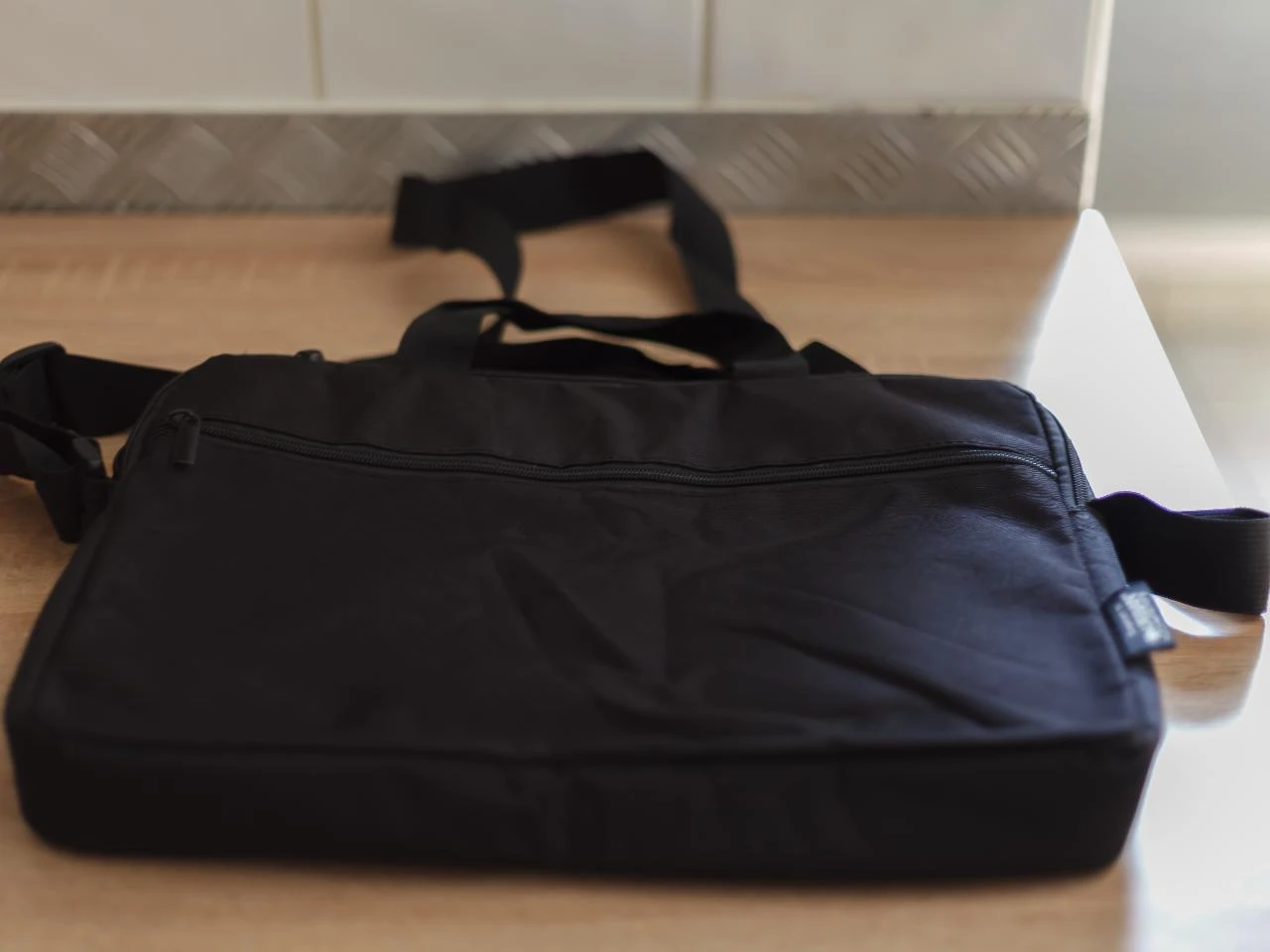 Urban Factory Nylee PC 14.1" / Tablet Bag - Black - Very Good Condition – photo 3